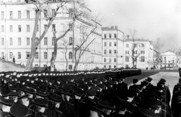 Построение перед вручением Знамени училища. 1948 год Построение перед вручением Знамени училища. 1948 год